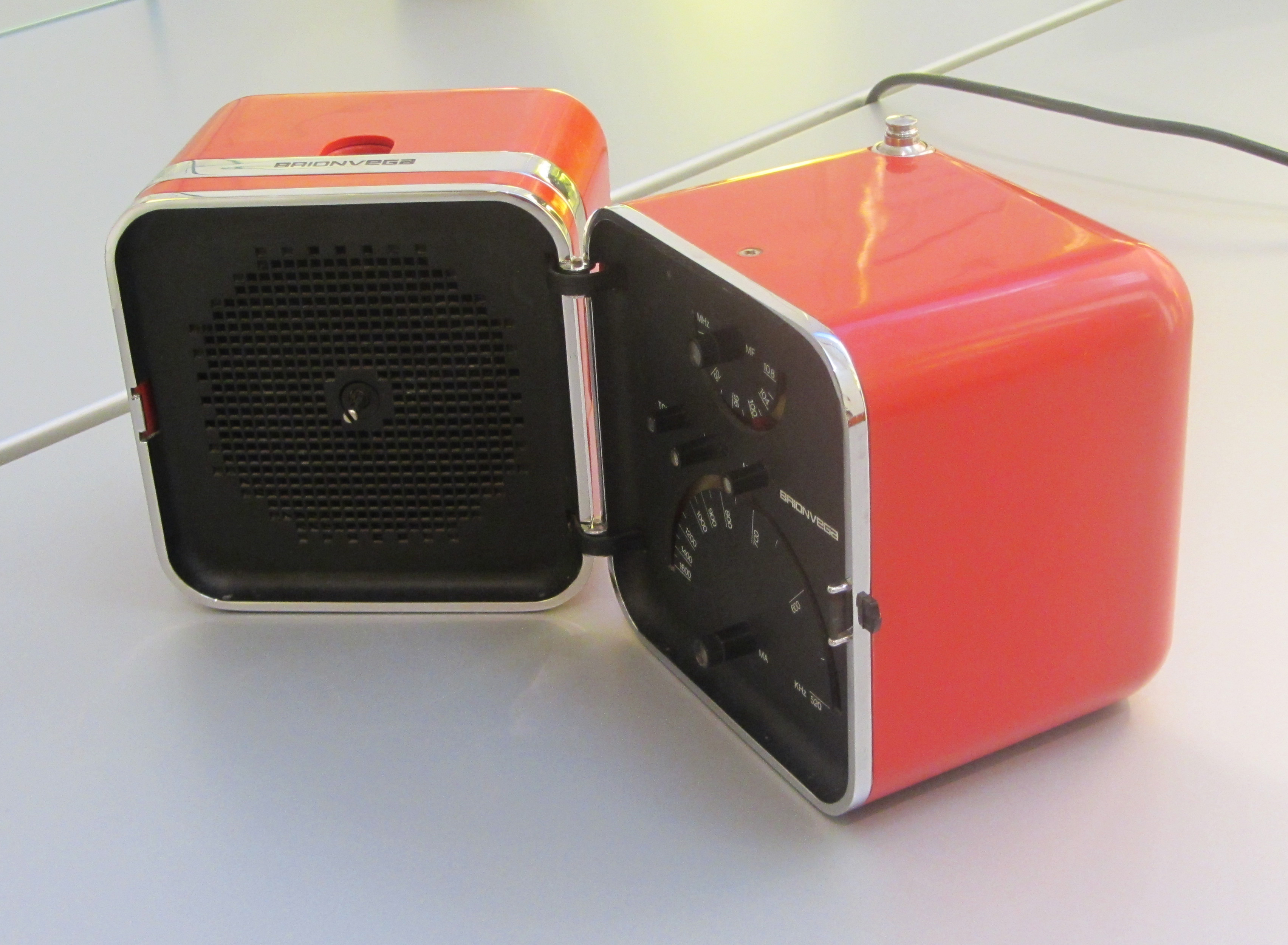 Brionvega TS 502, la radio cubo disegnata da Zanuso e Sapper, 1965